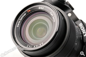 採用一支 Carl Zeiss Vario-Sonnar 鏡頭，等效為 24 - 200mm，並有 f/2.8 恒定大光圈。