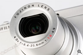採用一支等效 25-100mm f/1.8-4.9 鏡頭。