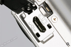 micro USB 插口，支援 USB 充電。