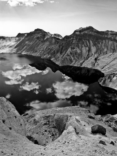 在長白山天池拍攝的紅外線攝影，黑白處理後細節分明，有人甚至覺得像 Ansel Adams 的作品！