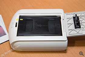 採用 Fujifilm instax mini 即影即有相紙，於機背放入。