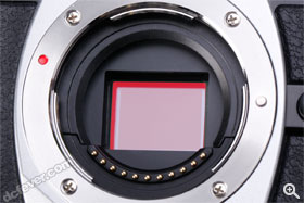 感光元件跟 E-M5 一樣，提供 1,605 萬像素，設有 Low Pass Filter。