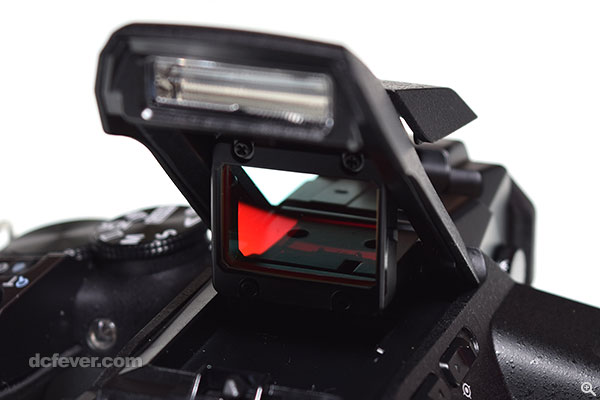 把紅點瞄準器放到相機，可說是相當創新。 