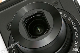 用上一支等效為 24-120mm f/1.8-5.6 鏡頭，並有 VR 光學防手震。