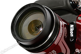 60 倍變焦鏡頭等效為 24-1440mm f/3.3-6.5。