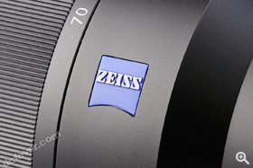 醒目的藍色「ZEISS」招牌。