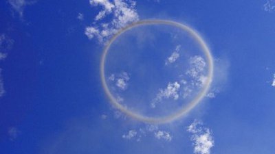 火山像抽煙般噴出「甜甜圈」