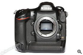 採用 Nikon F 接環。反光鏡組件亦有改良，連拍時觀景器變黑時間縮短。