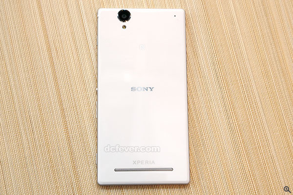 機背設計跟 Xperia C 相似，但鏡頭位置有變，整體算是相當簡約。