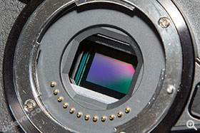 採用一片 CX 格式 1,840 萬像感光元件。