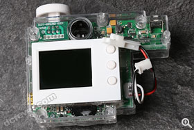 背面為 LCD 顯示。