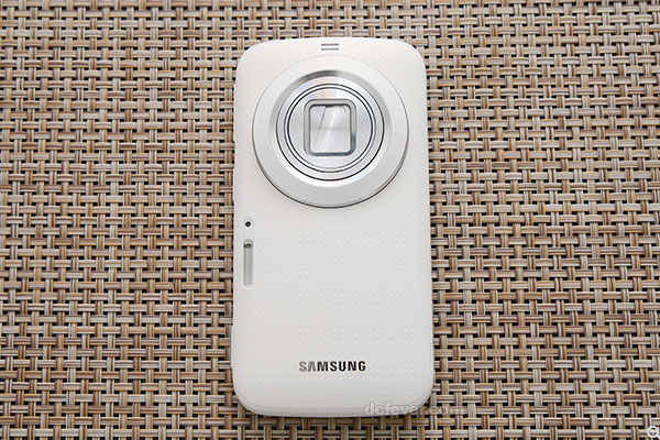Galaxy K Zoom 機背同樣採用 Galaxy S5 的仿皮圓點紋