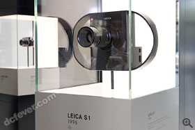 Leica 第一部數碼相機 S1。