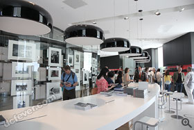 店內亦有充足的空間，並有相機、Studio、書刊等不同部份。