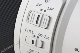 AF / MF 切換以及對焦距離限制鍵。