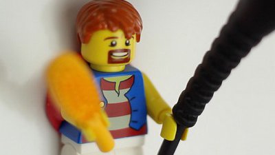 同凌亂講 bye bye！ LEGO 公仔幫你固定相機充電線