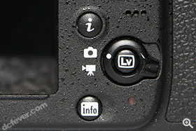 設有一個「i」按鈕，用法跟 D5300、D3300 上的「i」按鈕用法相似。