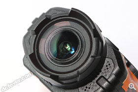 採用一支等效約 17mm 的 f/2.8 廣角鏡頭。