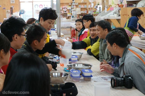 第一站我們來到大關嶺牧場，表情誇張的韓國大嬸教我們弄冰淇淋，大家都成功地用大碗冰及牛奶，親手造出新鮮好味的軟雪糕。