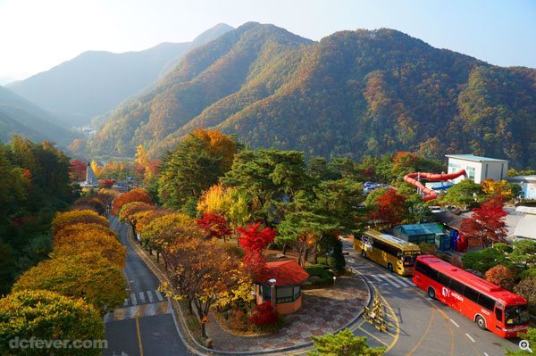 第一晚我們住在位於丹陽的大明渡假村，房間露台外的景色美得令人想立即走下去拍照。