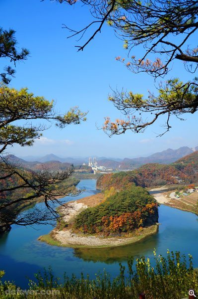 走上一段寧越仙岩村的山路，就見到被碧綠河水圍著的韓半島地形。以山上的樹枝作前景，可以拍出一個像畫框一樣的構圖。