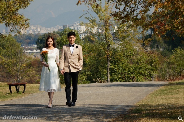 不要以為他們快要結婚，其實他們是攝影模特兒，當時正被一班影友指導甫士，想不到當地影友會請模特兒拍攝 pre-wedding 作品呢！