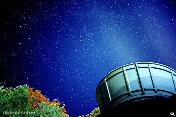 晚上終於遇上了無雲的星空，團友們即興在酒店附近夜探，四出找尋適合拍攝星空的景點。最後走上酒店附近的一個隱秘地點，拍下一張一張的繁星。