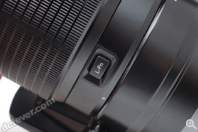 鏡身設有「L-Fn」功能鍵，可以用來調校 ISO、停止自動對焦、曝光鎖定或啟動一觸式白平衡功能。