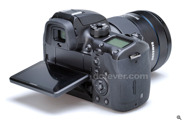 機背一功能一按鈕設計令使用上更為方便。另外，NX1 亦提供 3”、106 萬像素翻揭式觸控 LCD，刁鑽角度取景無難度。