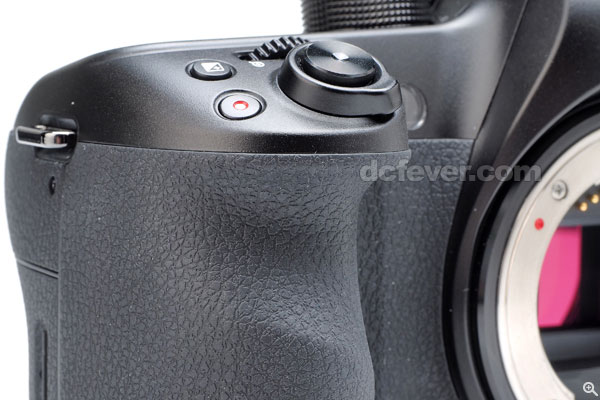 把手設計頗深，手握感甚為舒適。