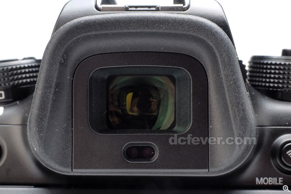 電子觀景器為傳統固定式設計，有別早前 NX30 的可多角度調校。