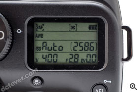 機頂提供傳統的黑白 LCD 顯示必要的拍攝資訊。