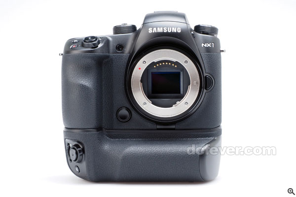 NX1 為首部可以加上直度電池手柄的 Samsung 無反相機，體積上足以媲美單反相機，專業味大增。
