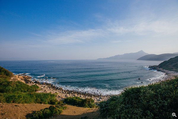 遊客可以在塔門享受到藍天白雲以及無敵大海景，感受自然之美。(攝︰千紅 )