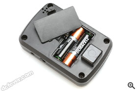 採用 2 枚 AAA 電池驅動。
