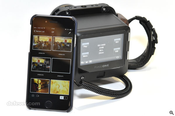 Phase One 機背可透過 Wi-Fi 連接手機，作遙控拍攝或重播相片。