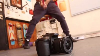 不能拍片惹的禍！Canon 70D 慘死斧頭下！