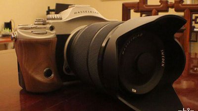 全靠大國！Hasselblad 版「A7R」奢華現身