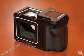 XF 相機的本體，內裡的設計亦照顧到日後以 Firmware 提升功能的需要。