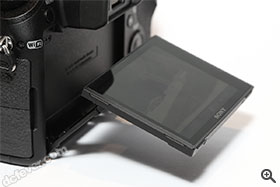 機背有一個 3 吋多角度 LCD。