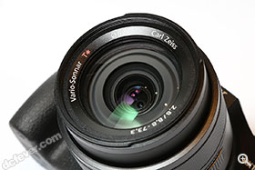 沿用一支等效 24-200mm 的 ZEISS Vario-Sonnar 鏡頭，並支援恆定 f/2.8 光圈。