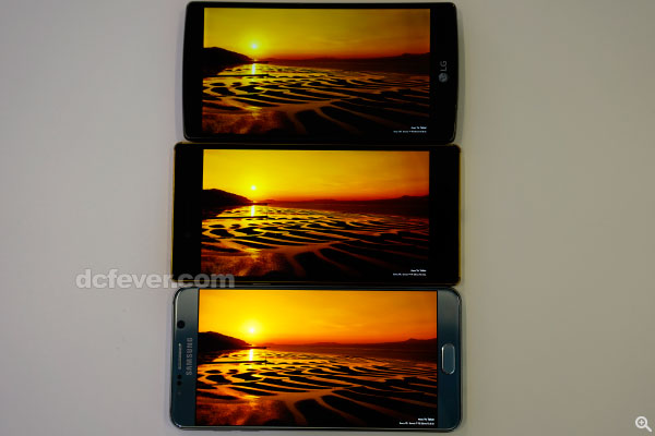從這張圖片的顯示質素來說，以 LG G4 及 Sony Xperia Z5 最能表達夕陽的感覺