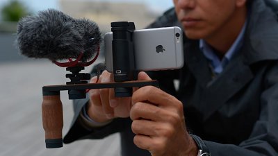 手機拍片神物：ShoulderPod R1 Pro 穩定為先