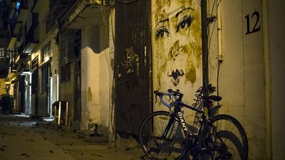 【攝光寫影專欄】色光燈影裡的舊中環