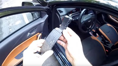 驚過踩爆偈係乜？咪就係行車途中踩斷油門腳踏囉（有片）