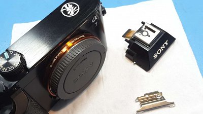 嫌機頂 EVF 篤眼篤鼻？國內影友「強拆」Sony A7，身首異處！