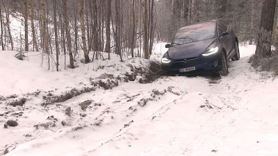 【傷痕纍纍】Tesla Model X 雪地越野挑戰