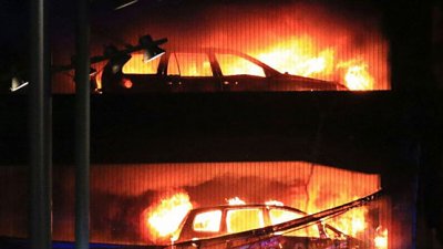 【車主喊住踏入 2018】利物浦停車場大火燒毀 1,400 部車 