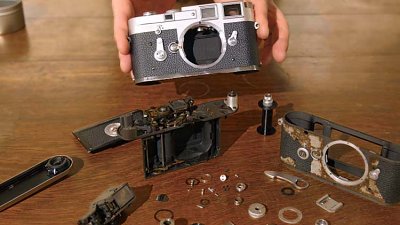 美國「首席 Leica 專家」拆解 Leica M 系列相機，讓大家窺探機械的藝術