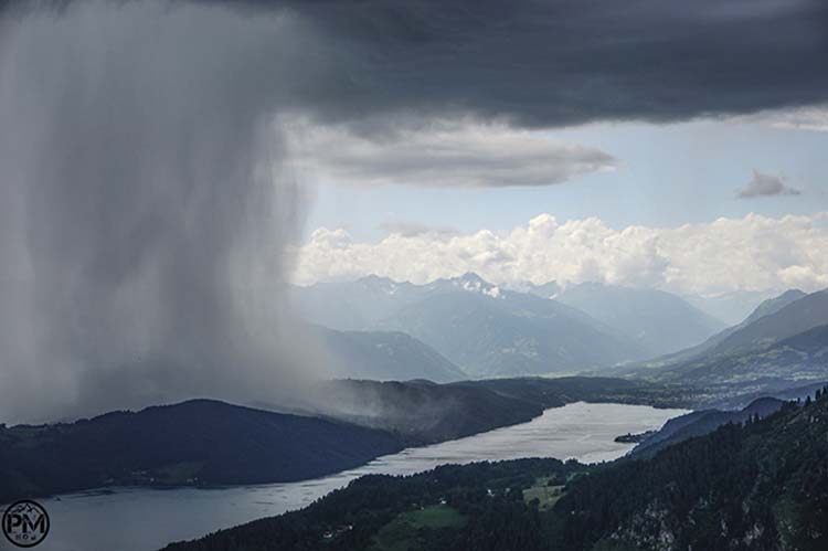 影师奥地利登山,拍摄雨水如瀑布倾泻而下的壮